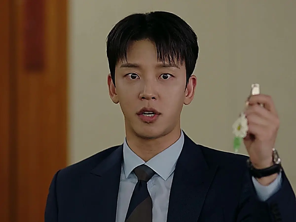『欲望の罠』第24話でチャ・ソクジンが着用する端正なネイビーのテーラードスーツ