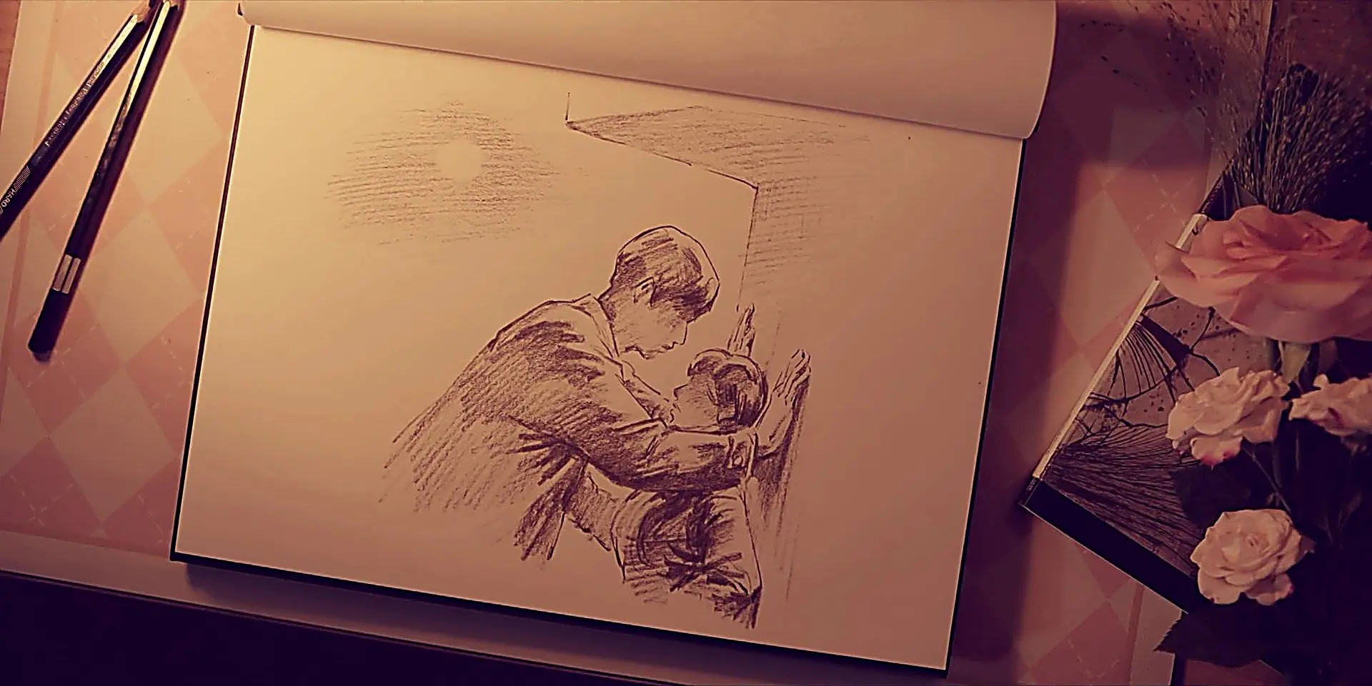 リン・ズシャがチャン・ウィバイと密着した瞬間をスケッチブックに描いた場面
