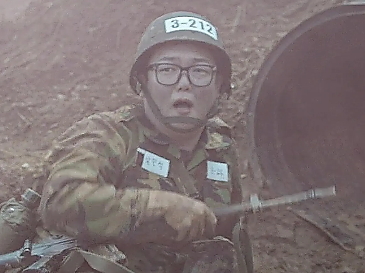 土まみれになって負傷を訴える訓練兵パク・ミンソク