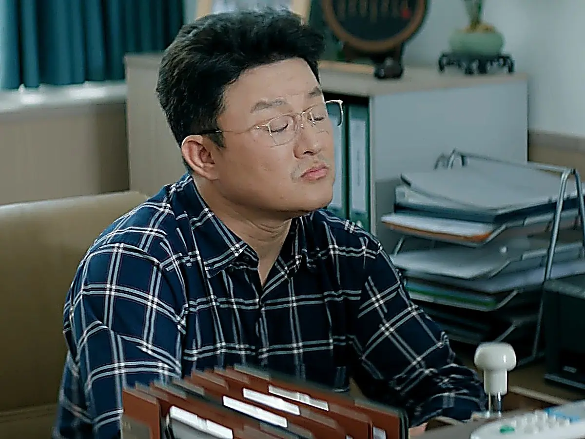 교무실 책상에서 심각한 표정으로 사태를 질책하는 주임 선생님