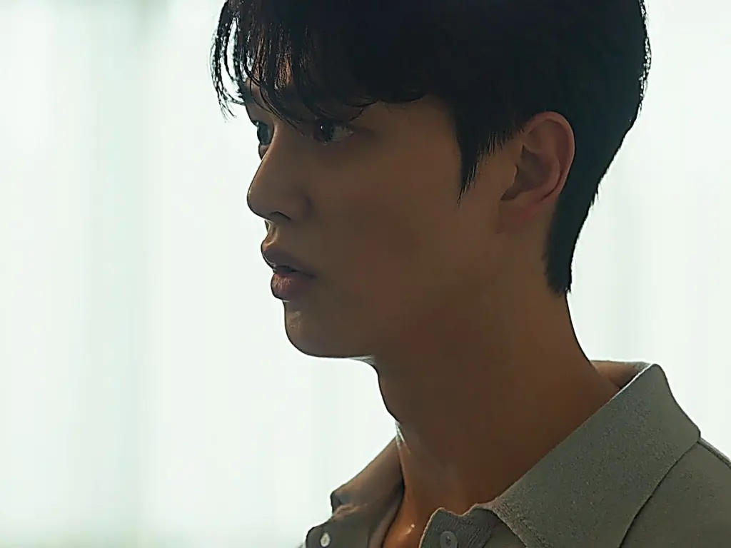 『フォーハンズ』第11話でカン・ビオが着用したグレーのニットポロと端正な襟元