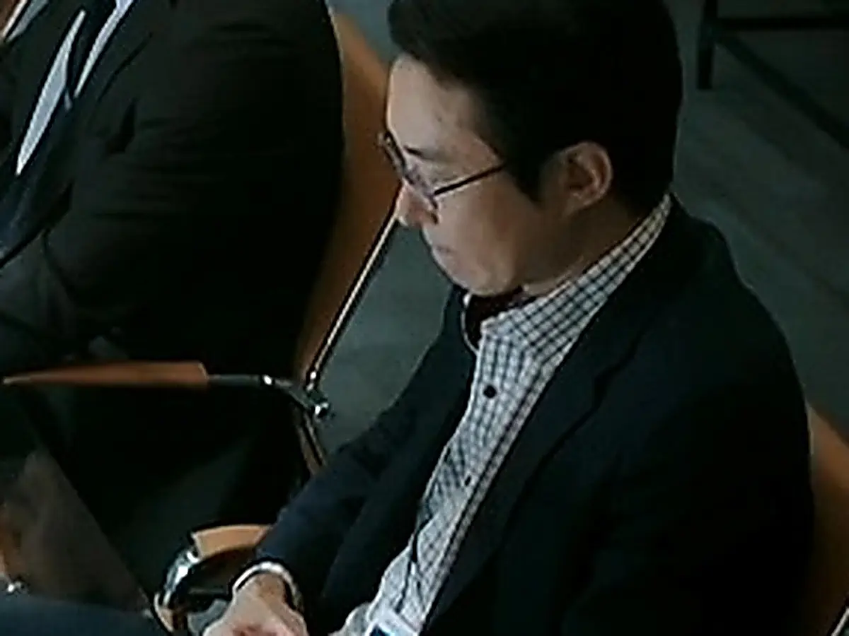 CGMの韓国進出記事を確認し対策会議を開くパク・ヒョンスク部長