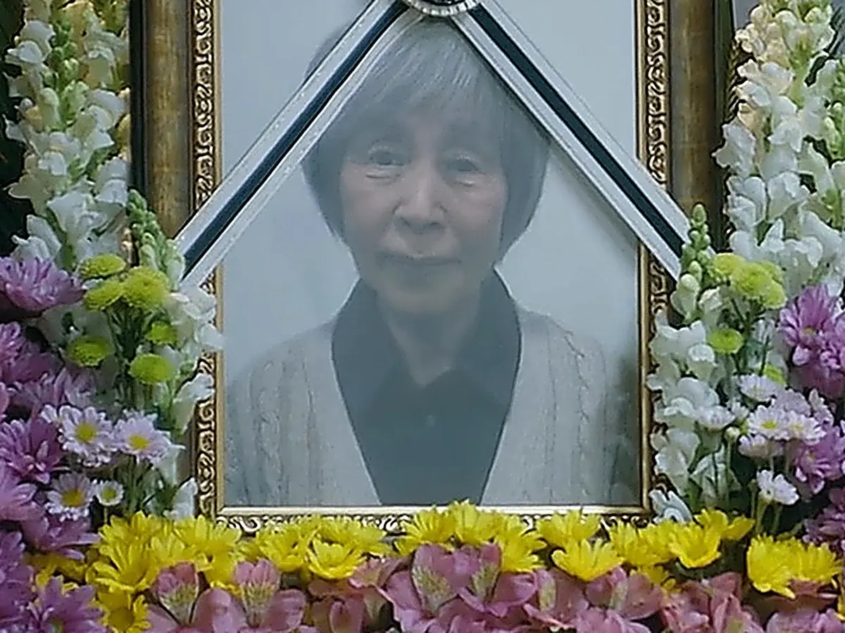 祖母の遺影を見つめるドンフン