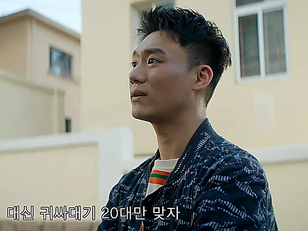 골목 담벼락에 선푸쉬안을 몰아넣고 잔혹한 조건을 내거는 리 형