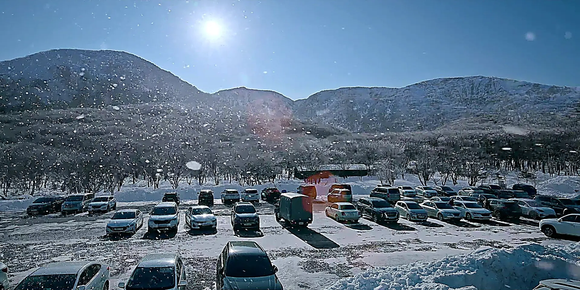 雪に覆われた漢拏山の駐車場で雪景色を眺める様子
